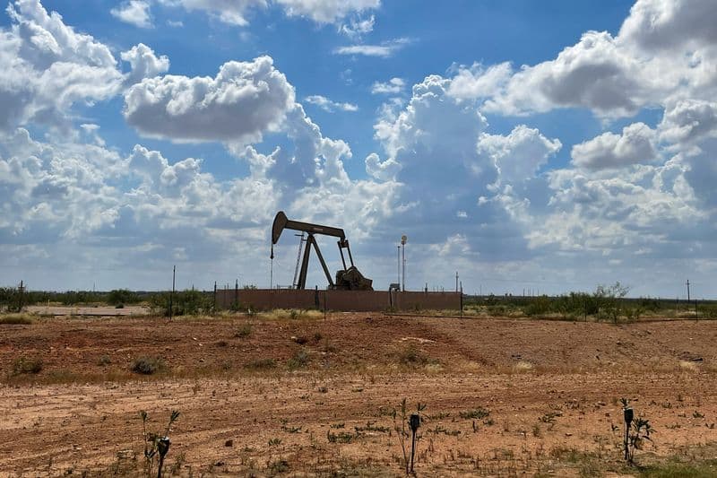Oil falls after Iraq resumes oil exports via Turkey's Ceyhan port