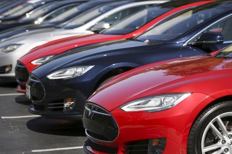 Long-time Tesla bull flips to sell, sees stock plunging to $150 amid AI concerns