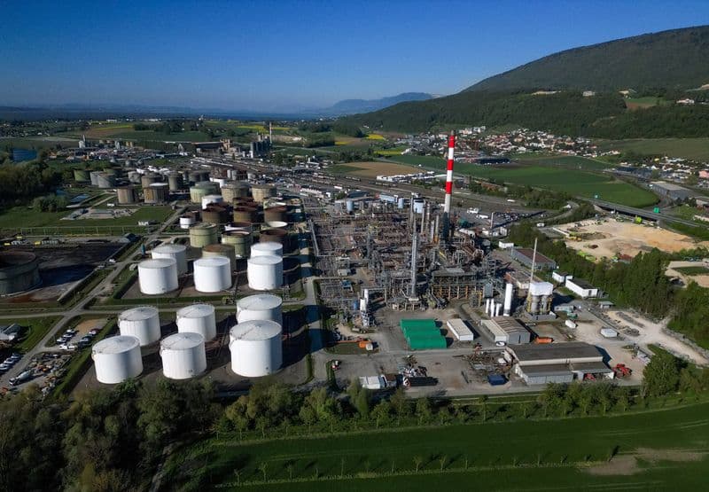 Oil turns negative as source says Iran-U.S. peace talks likely