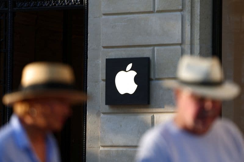 Apple holds talks with Intel, Samsung for US chipmaking, Bloomberg News reports
