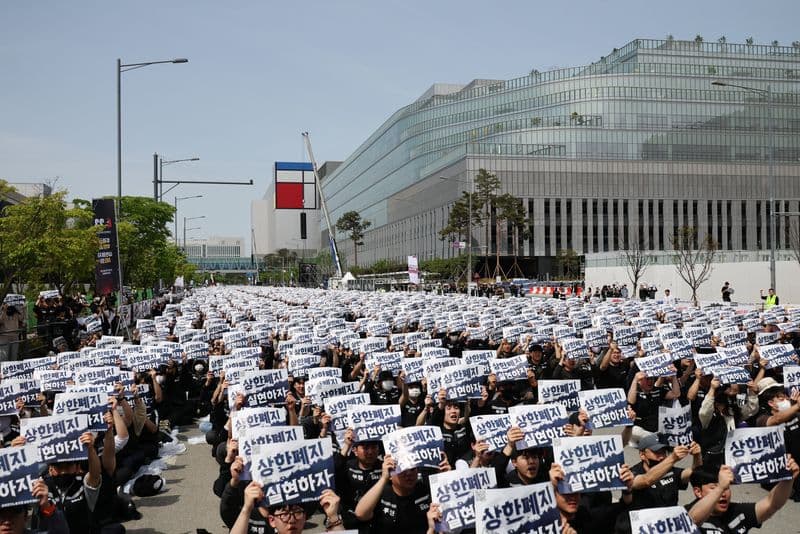 Samsung Elec union threatens to walk out of pay talks if no mediation proposal