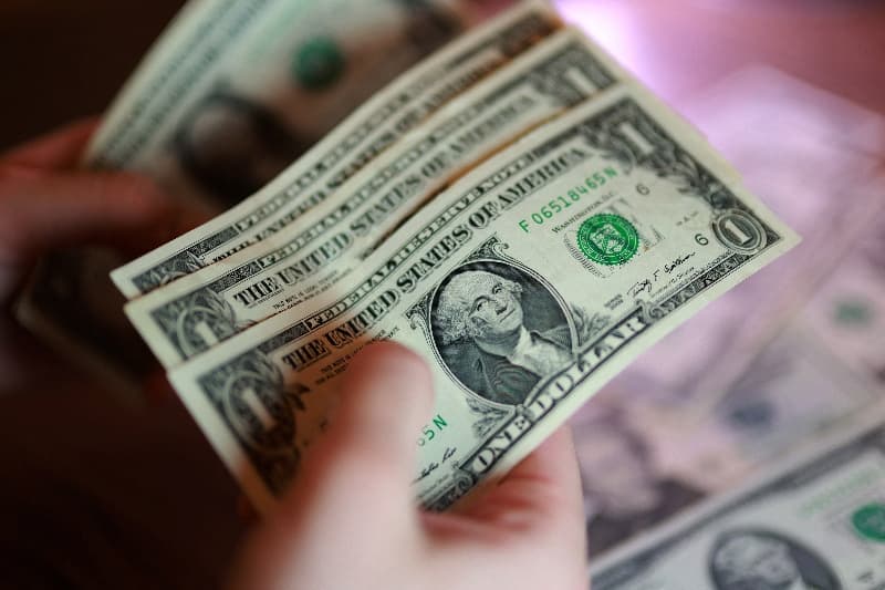Dollar climbs for fifth straight day as Treasury yields surge