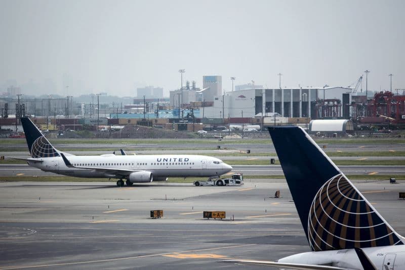 Airline stocks rally as oil retreat eases fuel cost pressure