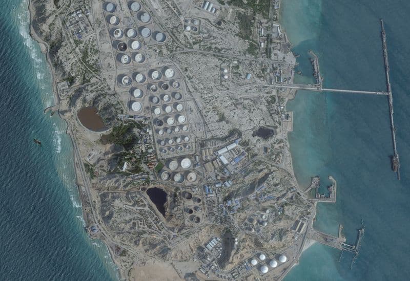 US authorizes Iranian oil sales amid talks on final peace deal
