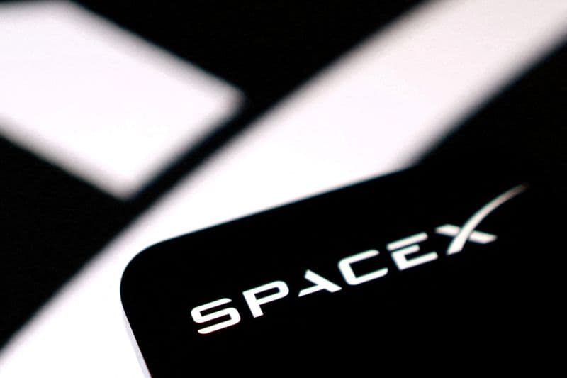 SpaceX takes aim at US wireless carriers with spectrum acquisition